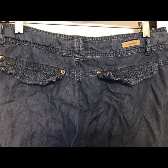 𝅺Blossom Capris - Picture 4 of 6